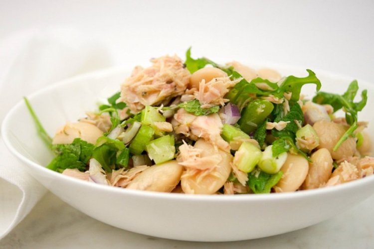 Salat mit Sellerie und Thunfisch