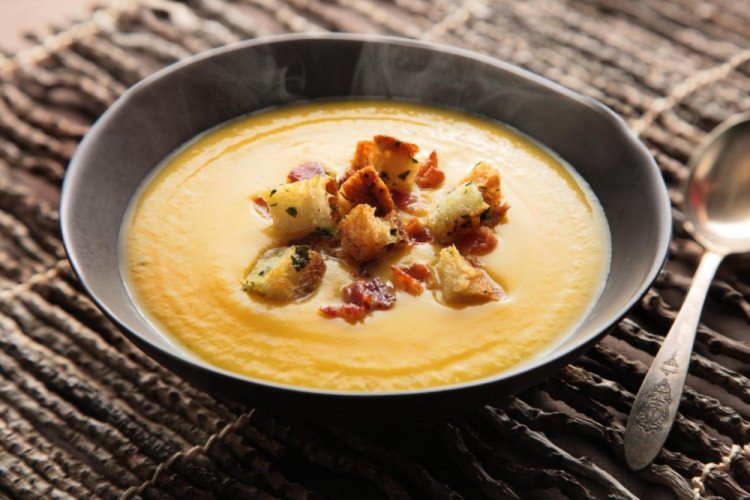 Kürbis-Cremesuppe mit Speck