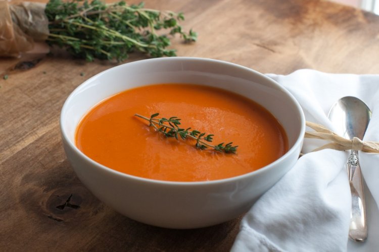 Kürbis-Cremesuppe mit Tomaten