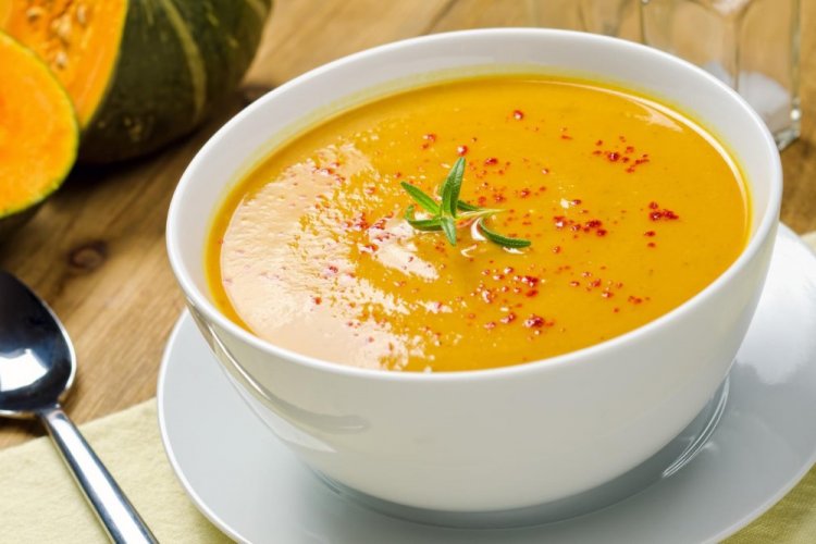 Kürbis-Cremesuppe mit Huhn
