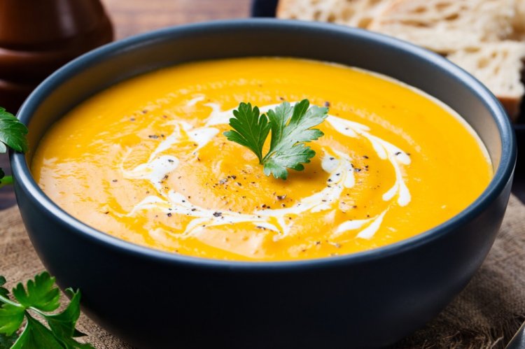 Kürbis-Cremesuppe mit Käse