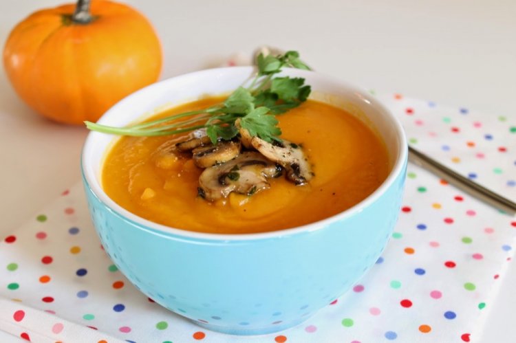 Kürbis-Cremesuppe mit Pilzen