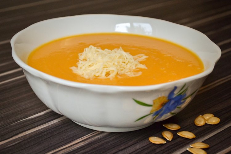 Kürbis-Cremesuppe mit Zucchini