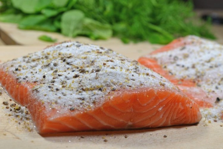 Rotfisch mit Zucker und Salz