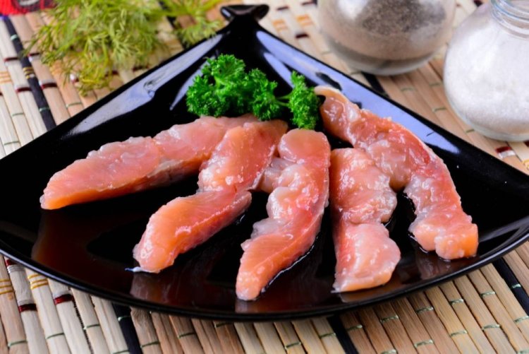 Wie man Rotfisch in Öl salzt