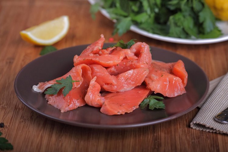 Gesalzener Rotfisch in Stücken mit Kräutern