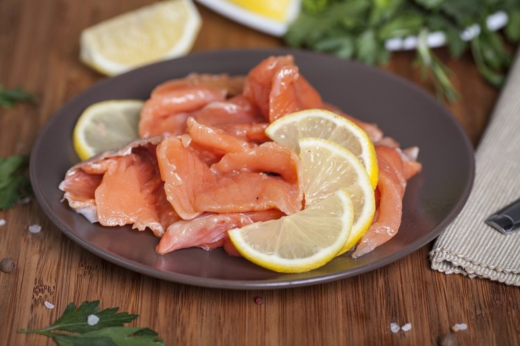Gesalzener Rotfisch mit Zitrone