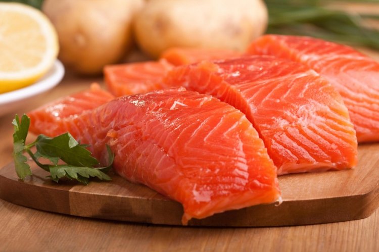 Wie man Rotfisch mit Cognac salzt