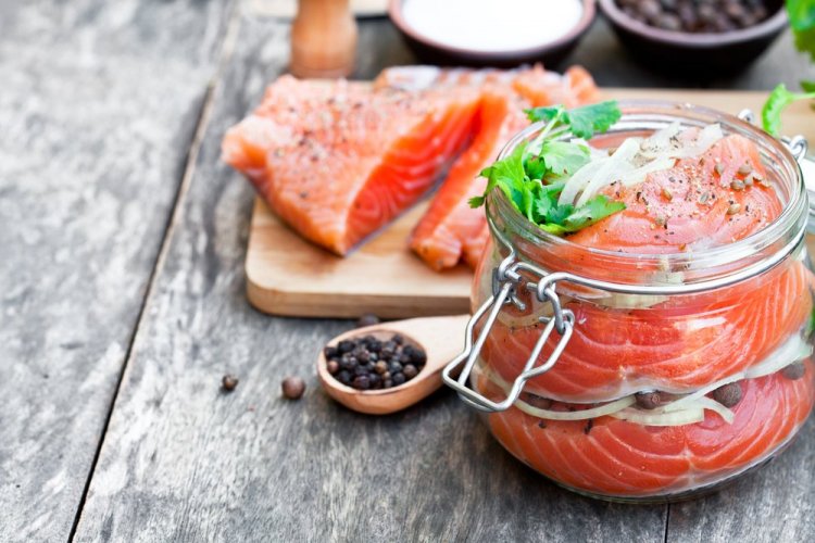 Gesalzener Rotfisch mit Zwiebeln im Glas