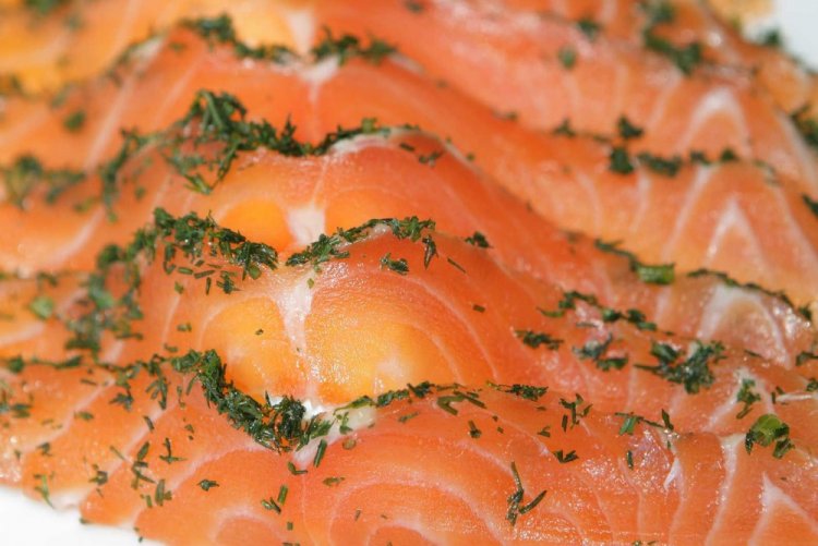 Gesalzener Rotfisch mit Dill