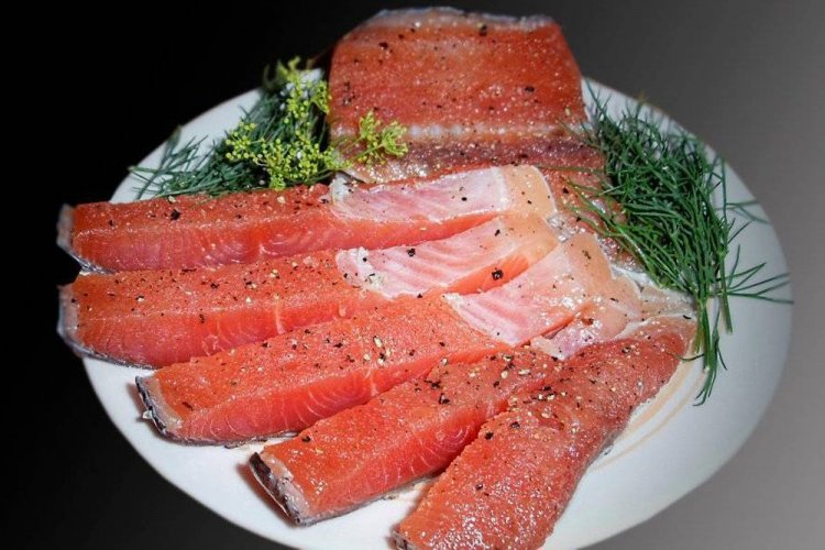 Gesalzener Rotfisch mit schwarzem Pfeffer