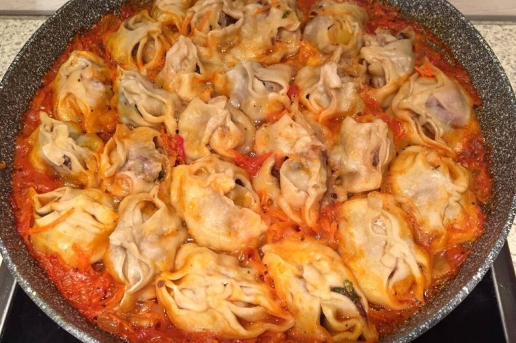 Mantys con salsa de tomate en sartén
