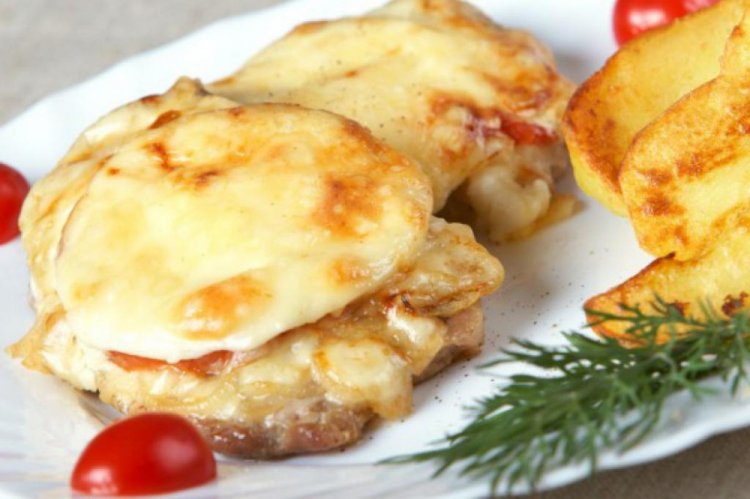 Schweinefleisch mit Kartoffeln und Ananas