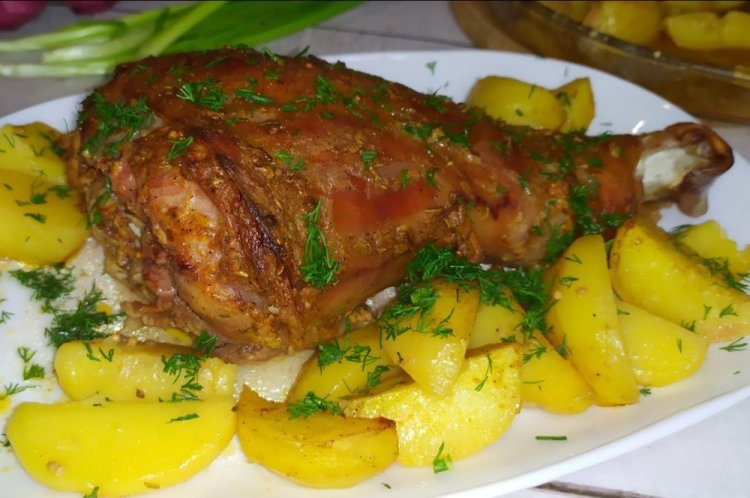 Truthahnkeule mit Kartoffeln in Sojasauce