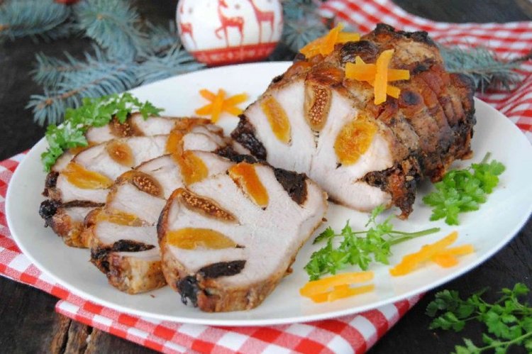 Gebratenes Schweinefleisch mit Trockenfrüchten