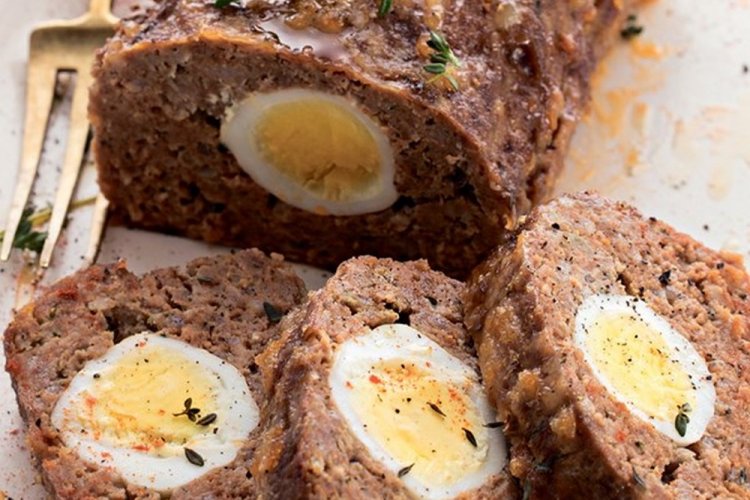 Weihnachtlicher Hackbraten mit Ei