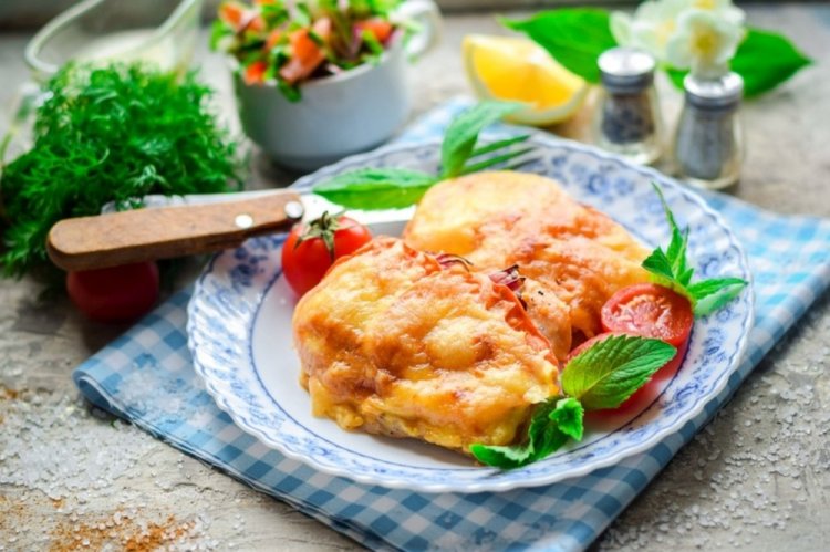 Truthahnschnitzel mit Tomaten unter Käse