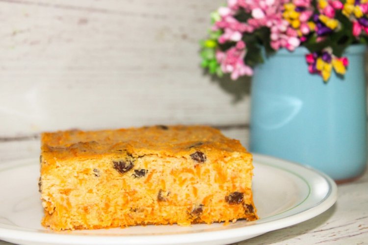 Pastel de zanahoria con pasas y albaricoques secos en olla de cocción lenta