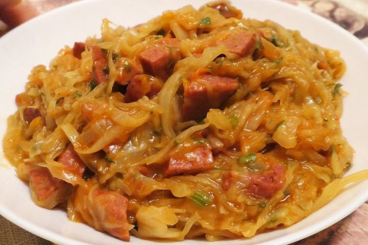 Klassisches Bigos mit geräucherter Wurst
