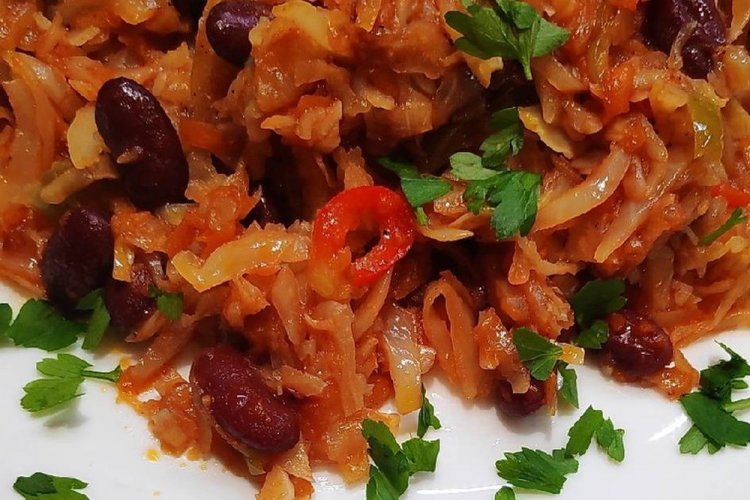 Bigos mit Räucherwaren und Bohnen