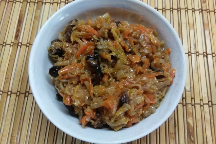 Bigos mit Pilzen und getrockneten Pflaumen