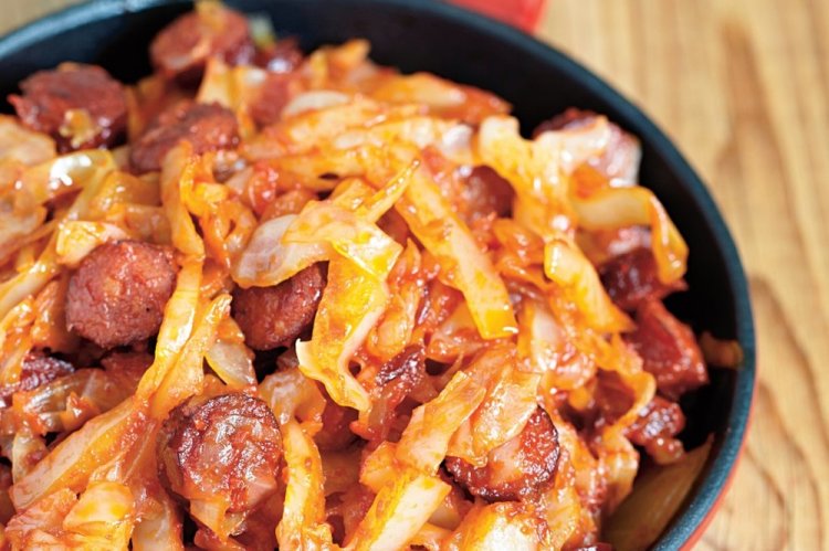 Bigos mit Kartoffeln und Jägerwürstchen