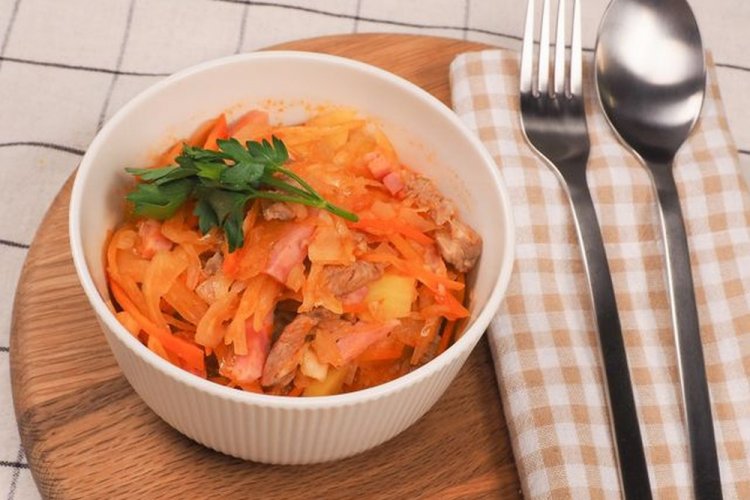 Bigos mit Schinken und Äpfeln