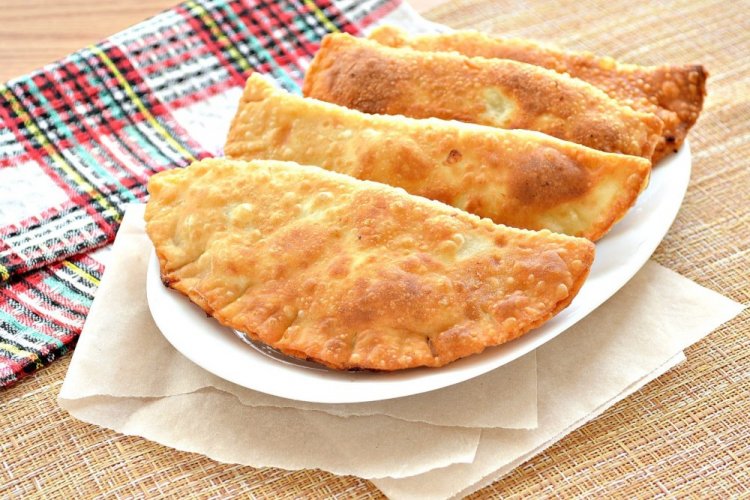 Tschebureki mit Mineralwasser
