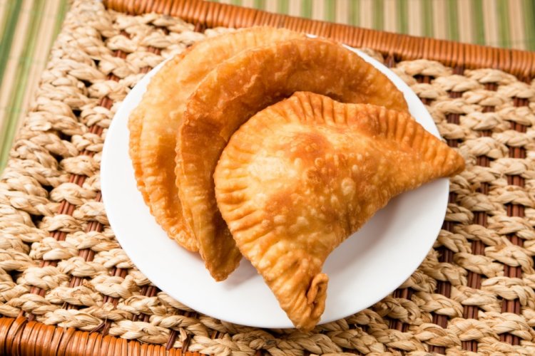 Tschebureki mit Lammfleisch und Milch
