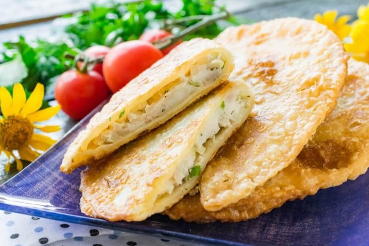Tschebureki mit Käse und Kräutern