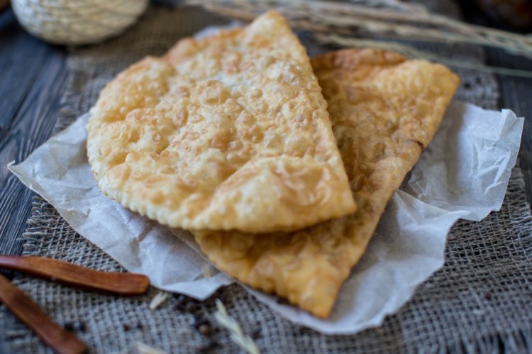 Tschebureki mit Quark und Kräutern