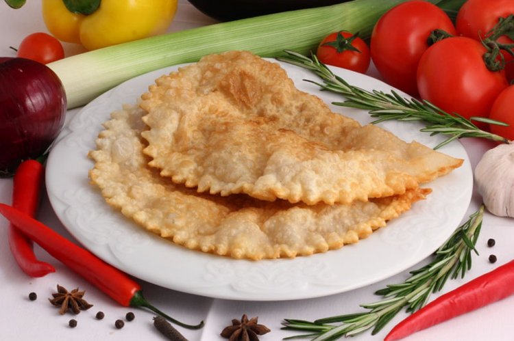 Tschebureki mit Käse und Tomaten