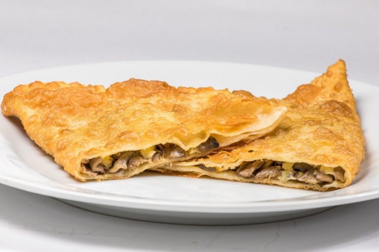 Tschebureki mit Pilzen und Käse