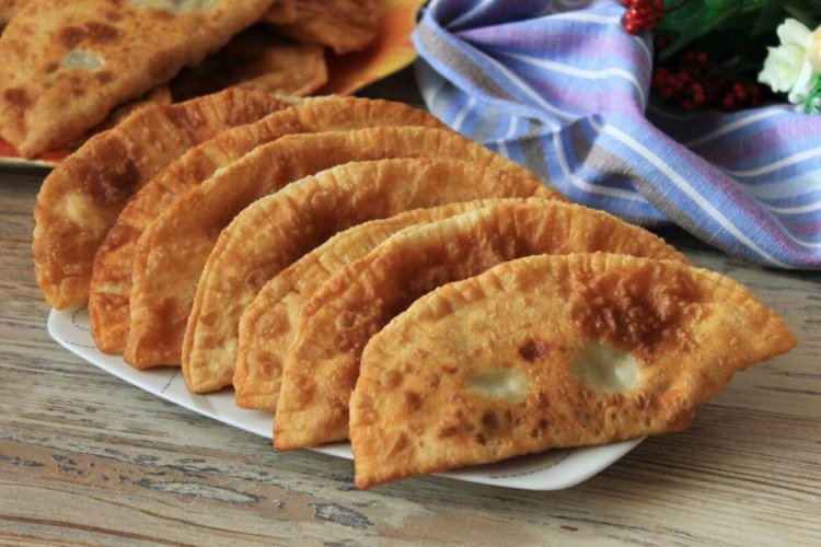 Tschebureki mit Lamm- und Rindfleisch