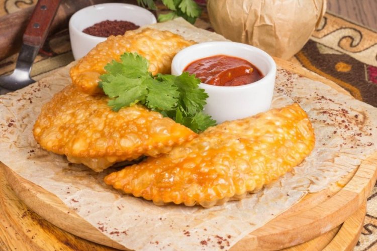 Tschebureki mit Suluguni