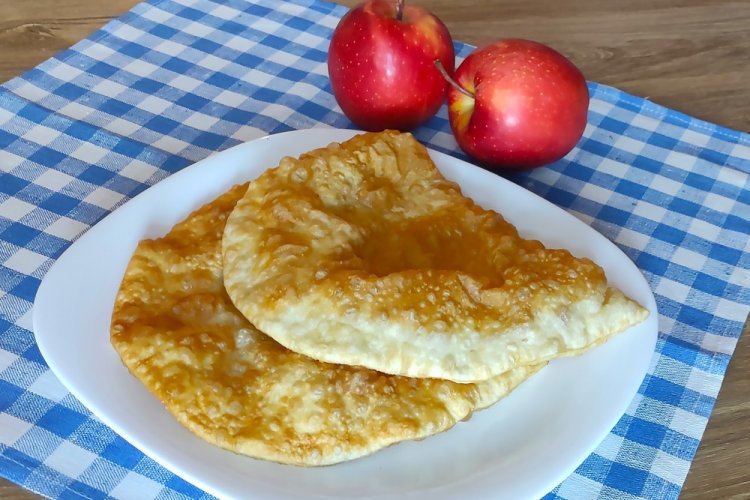 Tschebureki mit Äpfeln und Zimt