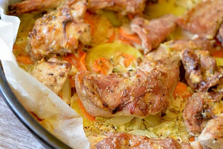 Kaninchen in Sauerrahm aus dem Ofen