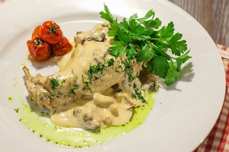 Kaninchen mit Zucchini in Sauerrahm