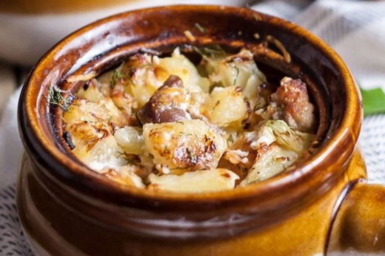 Kaninchen in Sauerrahm in Tontöpfen