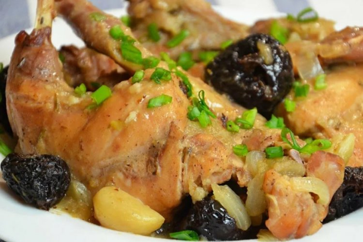 Kaninchen mit Pflaumen in Sauerrahm