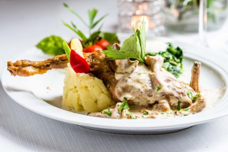 Kaninchen in Sauerrahm im Slow Cooker