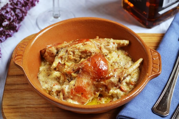 Kaninchen in Sauerrahm im Kasan