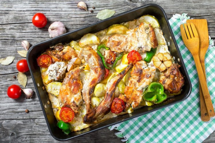 Kaninchen mit Gemüse in Sauerrahm