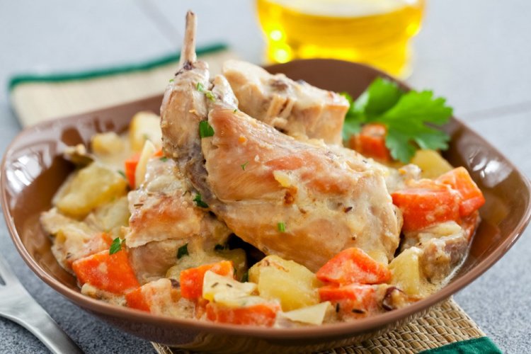 Kaninchen mit Kartoffeln in Sauerrahm