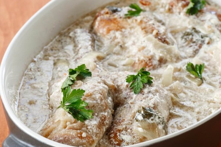 Kaninchen mit Blumenkohl in Sauerrahm im Bratschlauch