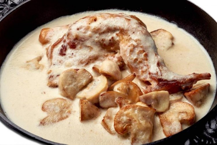 Kaninchen mit Pilzen in Sauerrahm