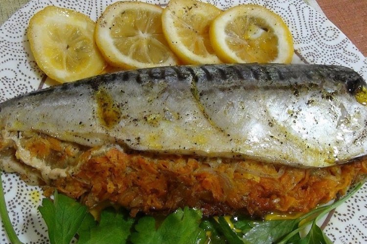 Mackerel with Onion and Carrots in Foil