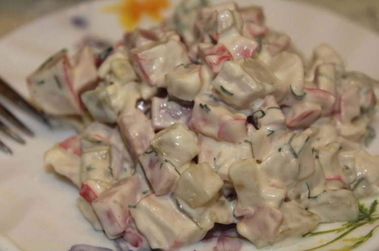 Salat mit Krabbenstäbchen und Schinken