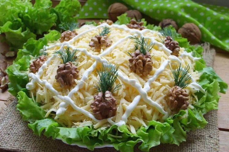 Weihnachtssalat mit Huhn und Ananas