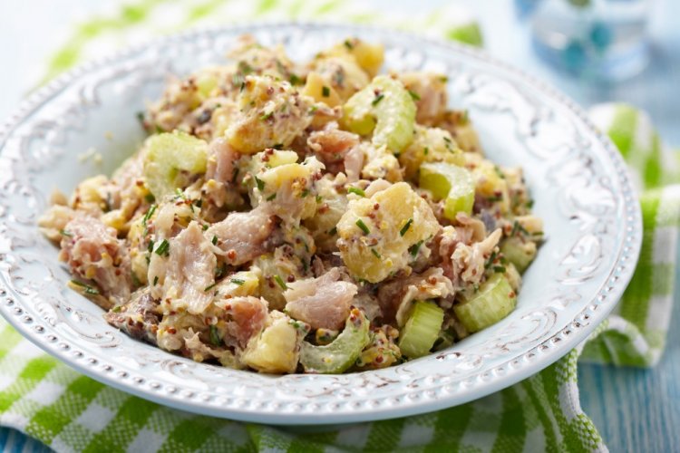 Salat mit geräucherter Makrele und Sellerie